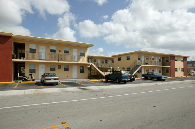 375 W 18th St in Hialeah, FL - Building Photo - Building Photo