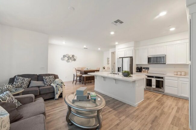3074 Seaspray Walk in Sacramento, CA - Building Photo - Building Photo