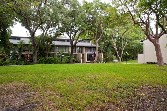 19216 NE 25th Ave in Miami, FL - Building Photo - Building Photo