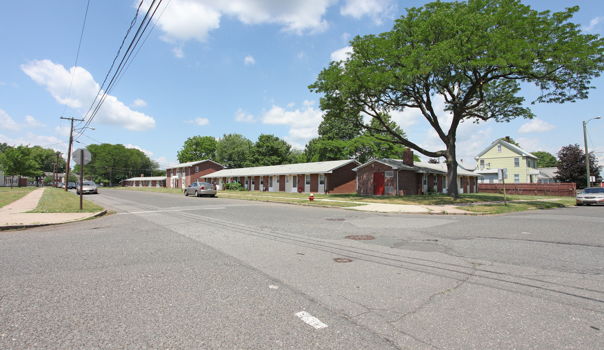 Shea Gardens in East Hartford, CT - Building Photo