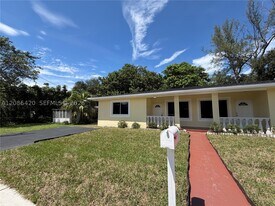 335 NE 168th St in North Miami Beach, FL - Building Photo