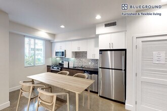 7400 Center Ave in Huntington Beach, CA - Foto de edificio - Building Photo