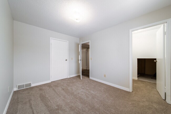32 Holmes St in Red Deer, AB - Building Photo - Building Photo