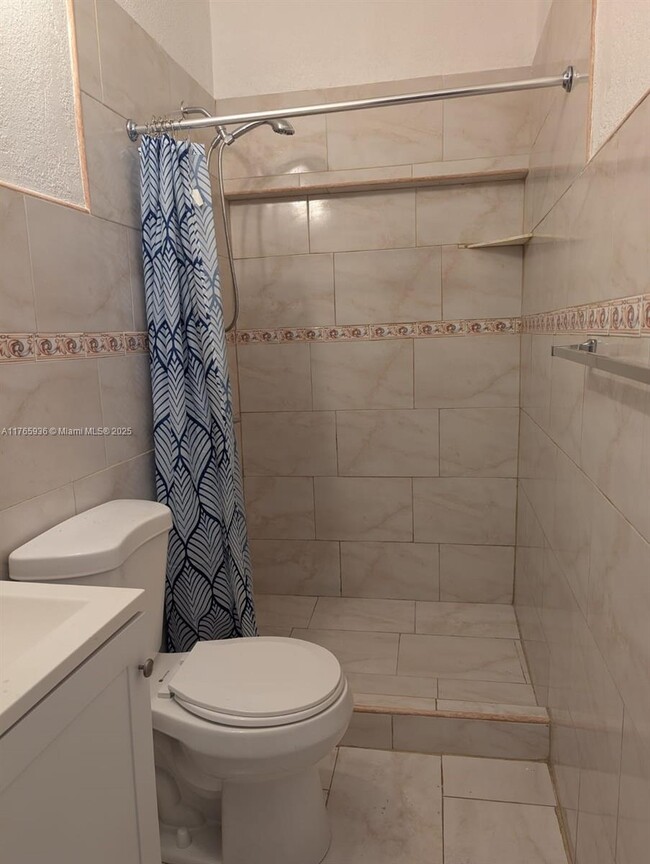 17180 NE 18th Ave in North Miami Beach, FL - Building Photo - Building Photo