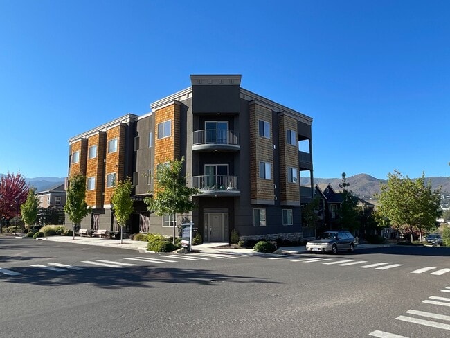 572 Fair Oaks Ave in Ashland, OR - Building Photo - Building Photo