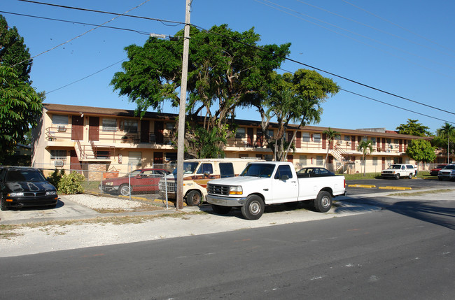 20 SW 4th Ave in Dania, FL - Foto de edificio - Building Photo