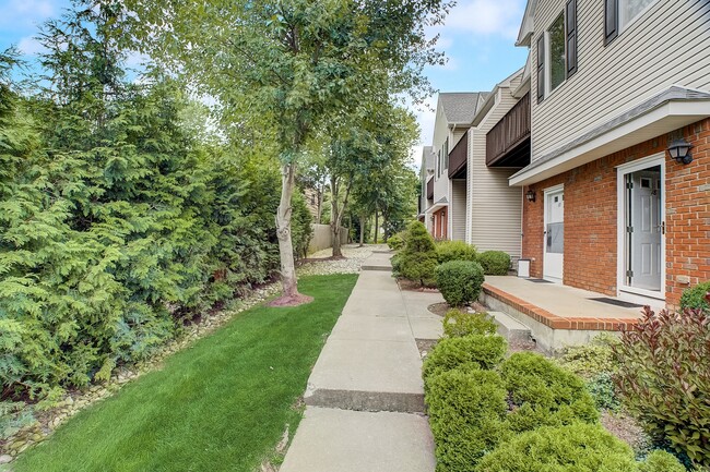 16 Castle Dr in Berkeley Heights, NJ - Building Photo - Building Photo