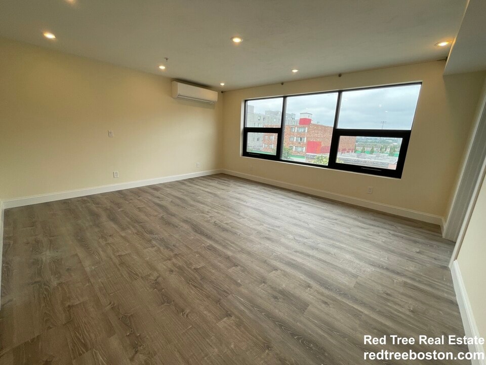 1022 Commonwealth Ave in Boston, MA - Building Photo