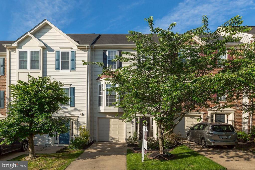 10106 Sir Reynard Ln in Linton Hall, VA - Building Photo