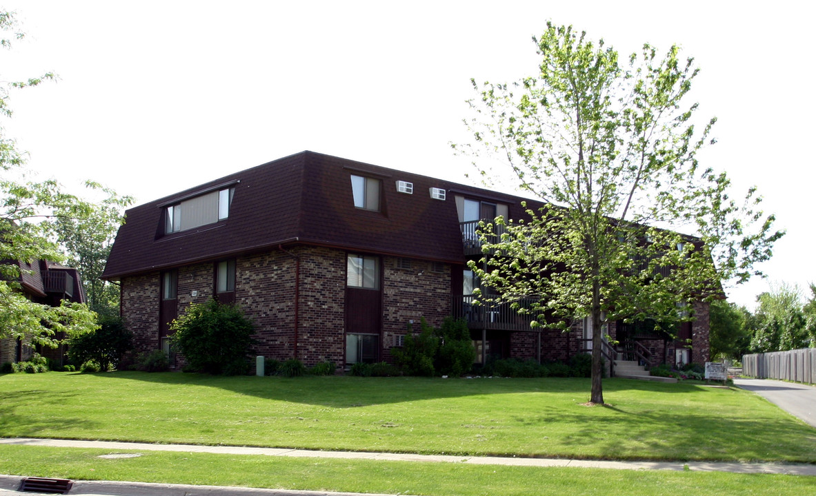 1384 Pioneer Rd in Crest Hill, IL - Foto de edificio