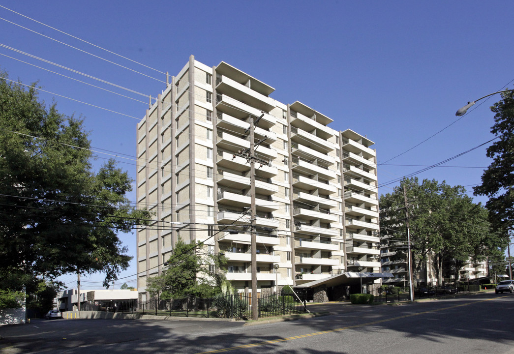 The Embassy Apartments in Memphis, TN - Foto de edificio