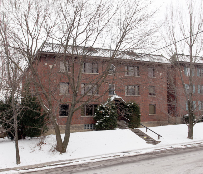 720 Shady Dr E in Pittsburgh, PA - Foto de edificio - Building Photo