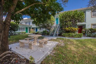 101 S Palmway in Lake Worth Beach, FL - Building Photo