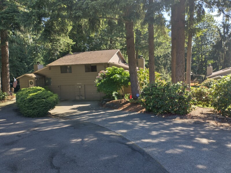 17213 Gravenstein Rd in Bothell, WA - Building Photo