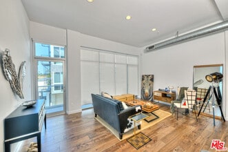 4151 Redwood Ave in Los Angeles, CA - Building Photo - Building Photo