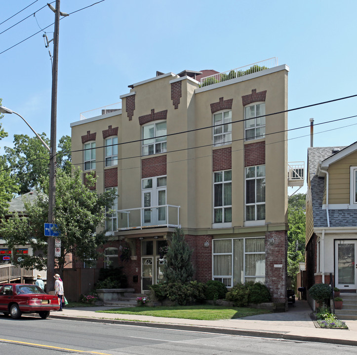 957 Broadview Ave in Toronto, ON - Building Photo