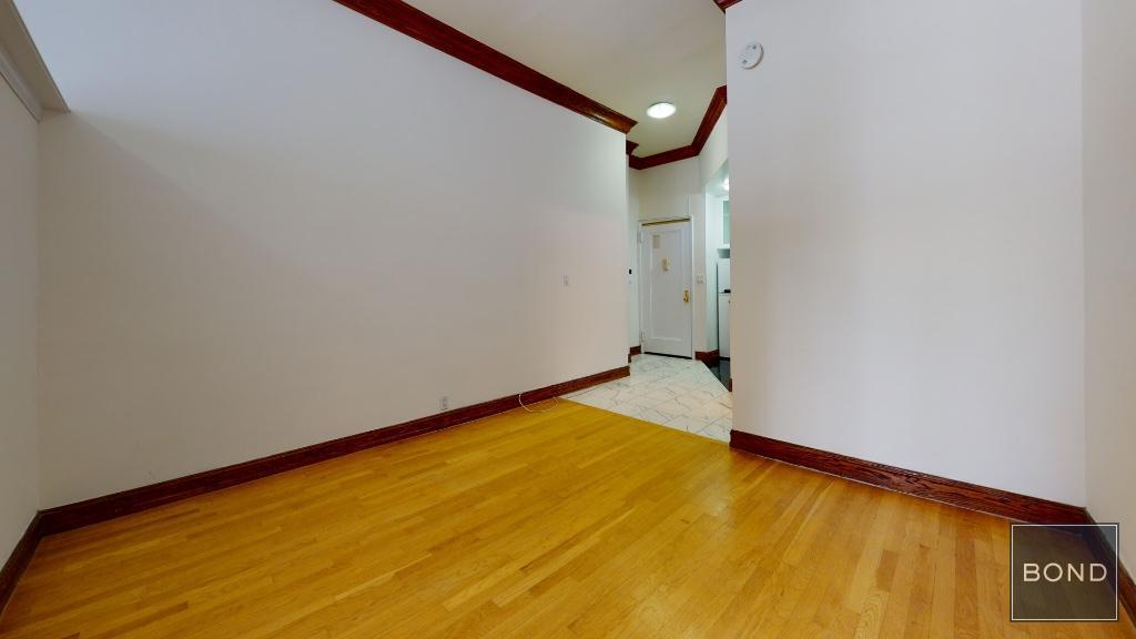 148 W 68th St in New York, NY - Building Photo