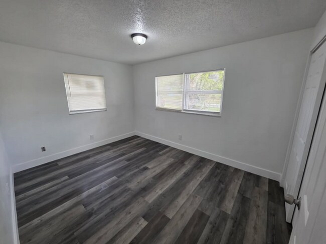 2708 Broadway, Unit Apt 4 in Ft. Myers, FL - Foto de edificio - Building Photo