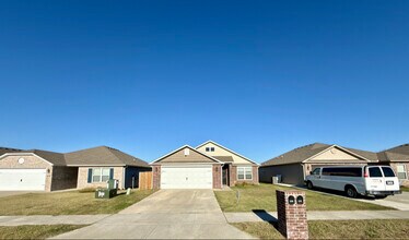 530 Woodcreek Lp in Lowell, AR - Building Photo - Building Photo