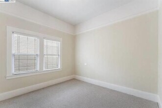 5484 Vicente Way in Oakland, CA - Building Photo - Building Photo