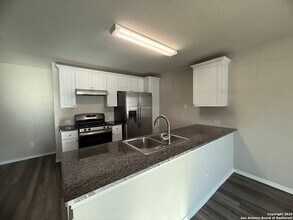 7734 Nopalitos Cv in San Antonio, TX - Foto de edificio - Building Photo