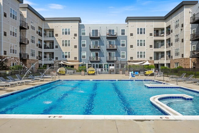 28294 Ferry Rd in Warrenville, IL - Foto de edificio - Building Photo