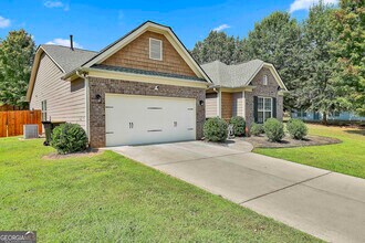 205 Inverness Ave in Newnan, GA - Foto de edificio - Building Photo