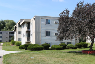 Cedarwood Apartments in Baldwinsville, NY - Foto de edificio - Building Photo