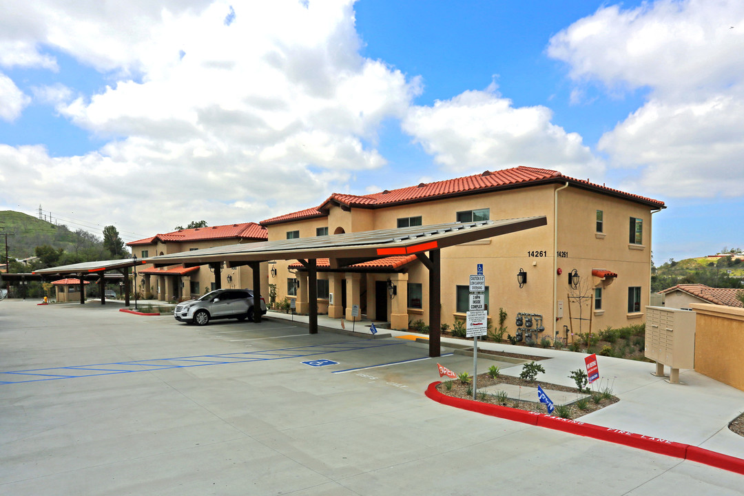 Peter Rios Estates in El Cajon, CA - Foto de edificio