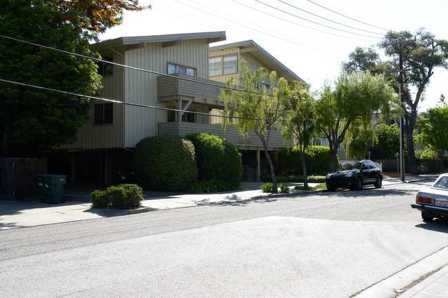 1530 San Antonio St in Menlo Park, CA - Foto de edificio - Building Photo