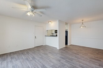 Southern Oaks in Mobile, AL - Building Photo - Interior Photo