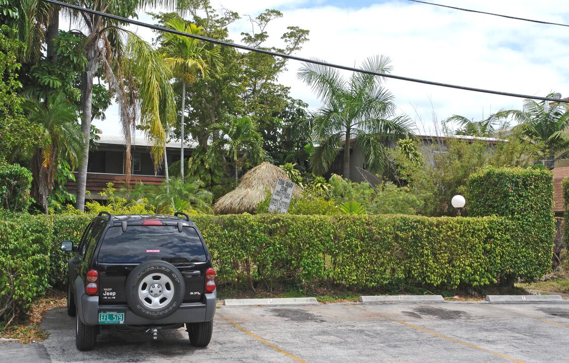 1400 Bayview Dr in Fort Lauderdale, FL - Foto de edificio
