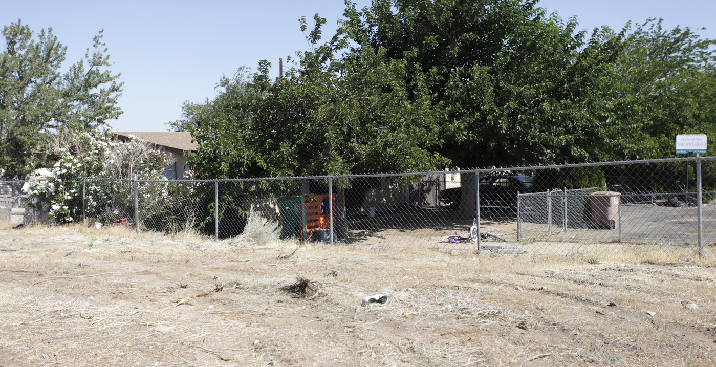 17017 Olive St in Hesperia, CA - Foto de edificio