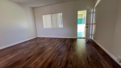 7424 Radford Ave, Unit 208 in Los Angeles, CA - Foto de edificio - Building Photo