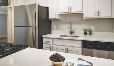 Foxchase Apartments in Alexandria, VA - Building Photo - Building Photo
