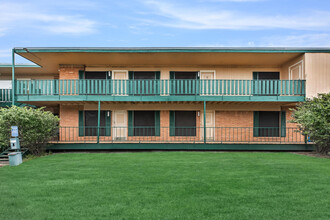 Chateau Santa Fe in Corpus Christi, TX - Foto de edificio - Building Photo