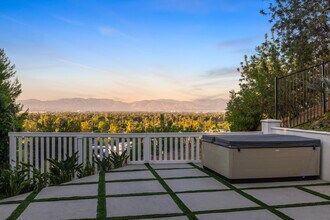 16725 Oak View Dr in Encino, CA - Foto de edificio - Building Photo