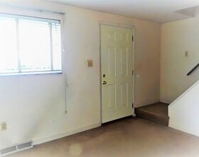 406 Brierly Ln in West Mifflin, PA - Building Photo - Building Photo