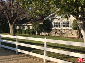 24317 Bridle Trail Rd in Hidden Hills, CA - Building Photo