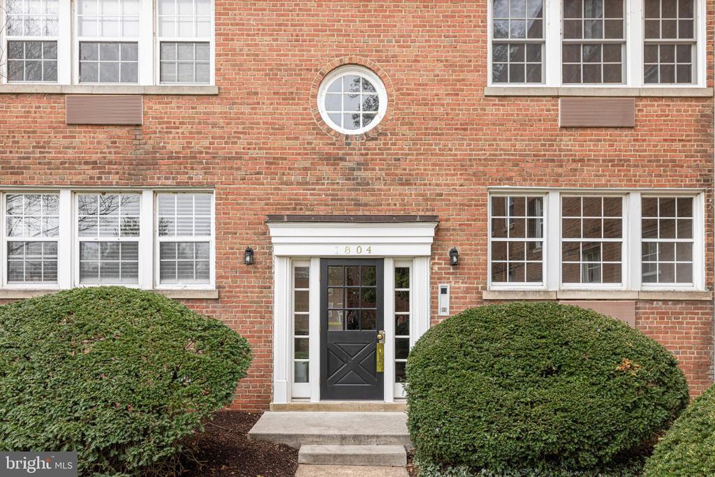 1804 W Abingdon Dr in Alexandria, VA - Foto de edificio