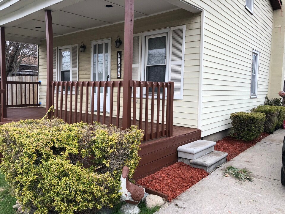 27304 Kelly Rd in Roseville, MI - Building Photo