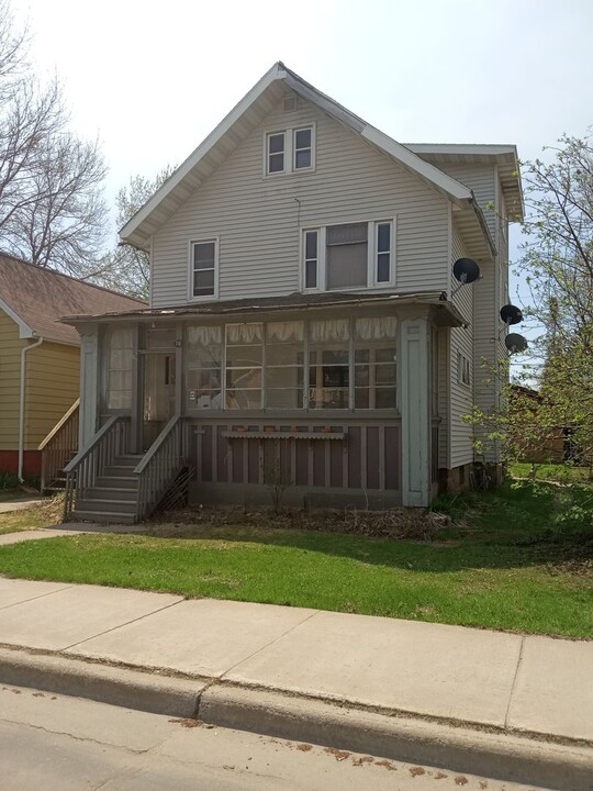 310 S 8th Ave W in Virginia, MN - Foto de edificio