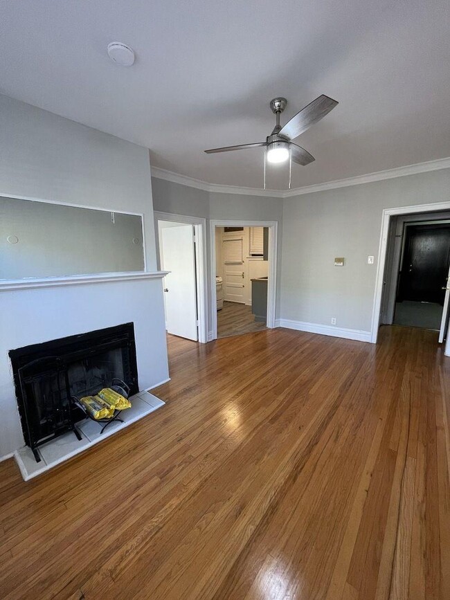 631 W Roscoe St in Chicago, IL - Building Photo - Building Photo