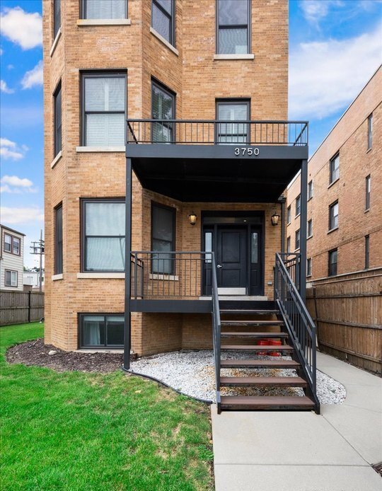 3750 N Bernard St in Chicago, IL - Building Photo