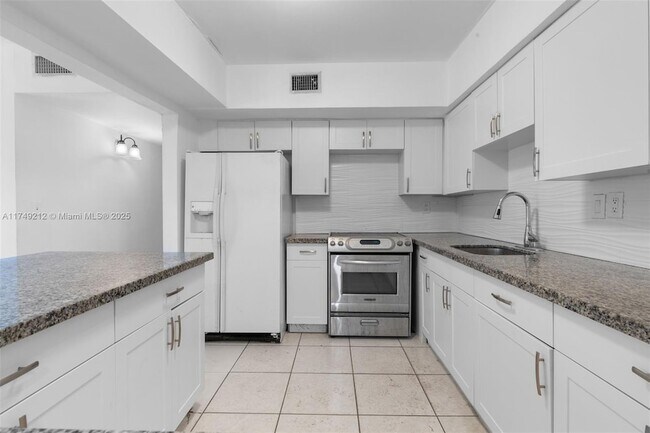 3061 NE 4th Ave, Unit 1103 in Wilton Manors, FL - Building Photo - Building Photo