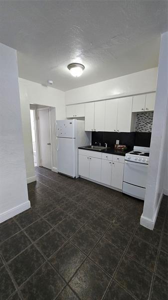 1012 NW 2nd Ave in Hallandale Beach, FL - Building Photo