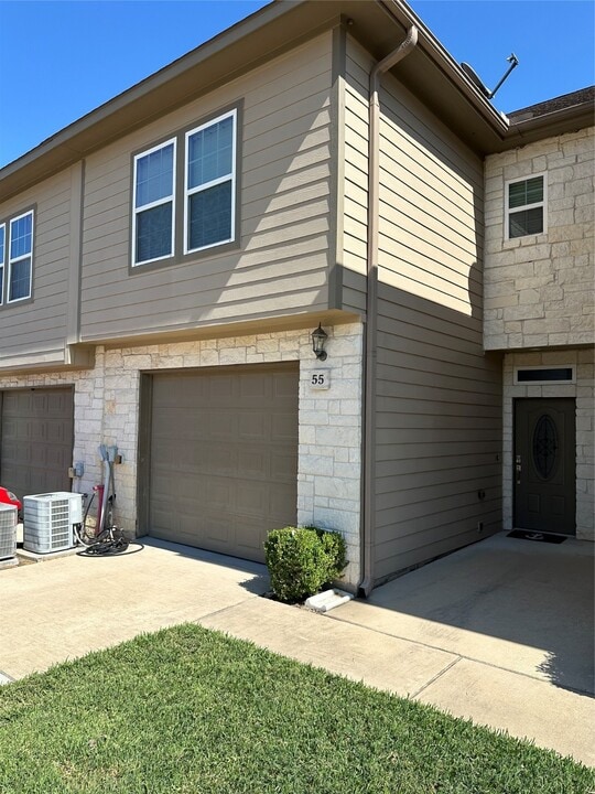 17570 Hwy 105 W in Montgomery, TX - Building Photo