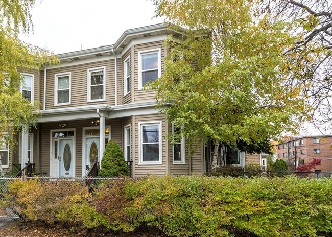 32 Adams St in Waltham, MA - Building Photo - Building Photo