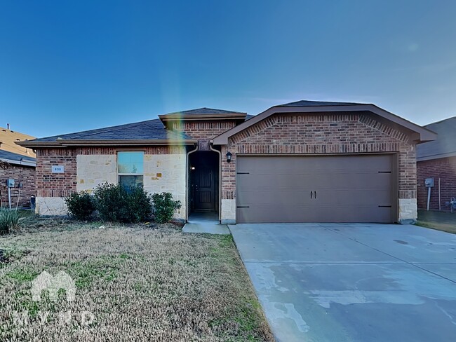 808 Hutchins Dr in Crowley, TX - Building Photo - Building Photo