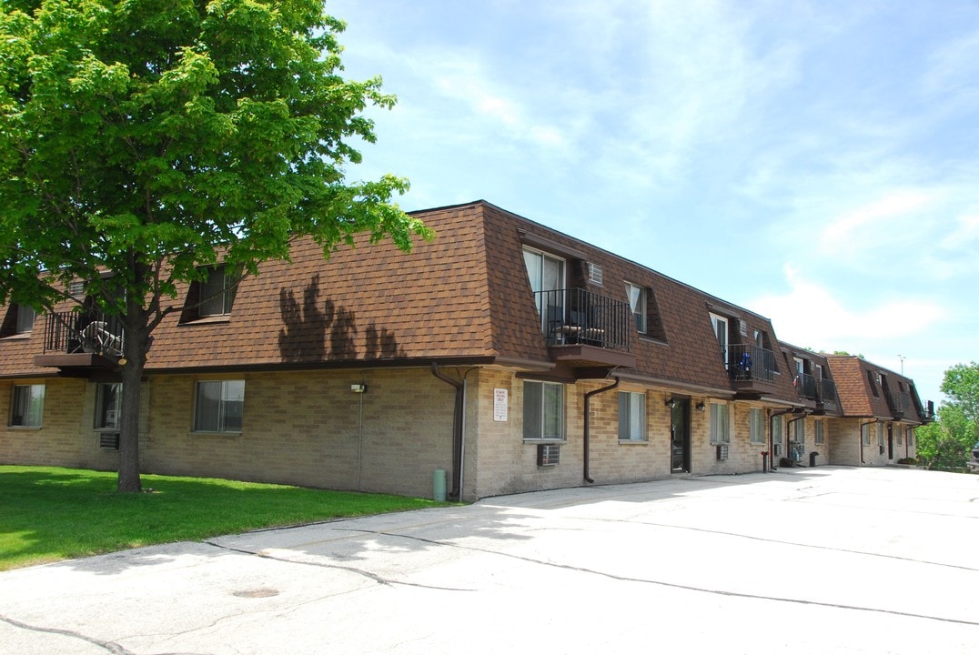Century Court Apartments in Greenfield, WI - Building Photo